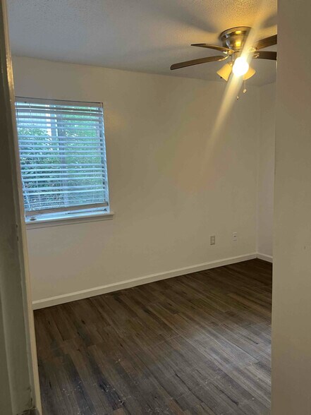Building Photo - 402 Skyview Dr
