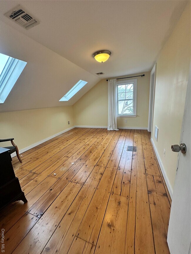 Building Photo - 744 Main St