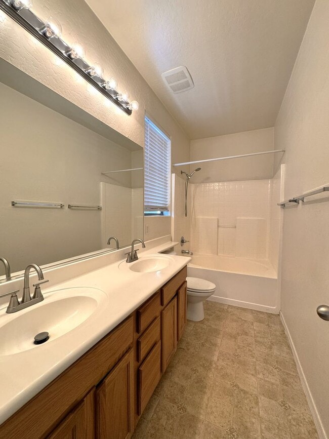 Building Photo - CHARMING 3 BEDROOM IN SPECTRUM COMMUNITY