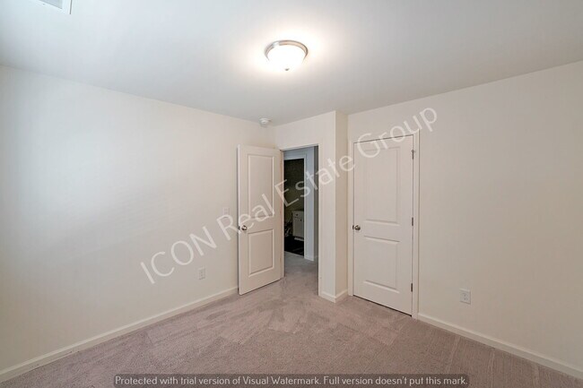 Building Photo - 3/2.5 Townhouse close to 41 and downtown