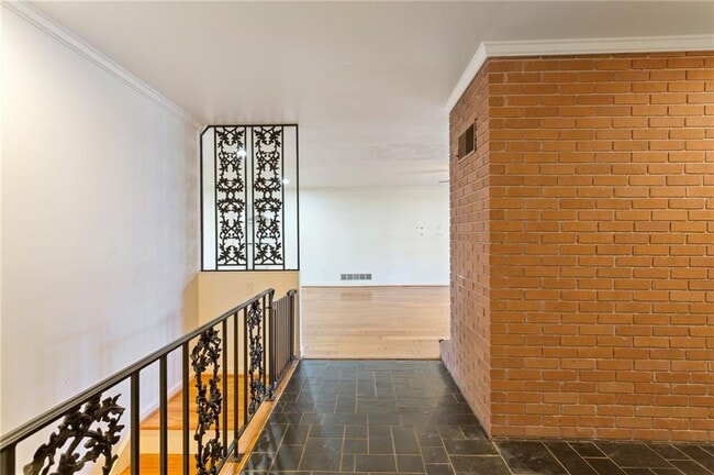 Building Photo - 3355 Pinetree Dr SE