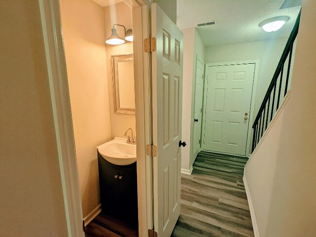 Building Photo - 122 Asbury Way