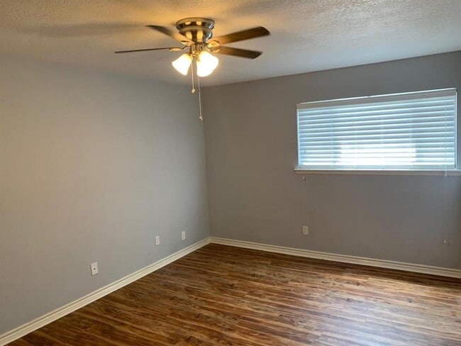 Building Photo - 7078 N Holiday Dr