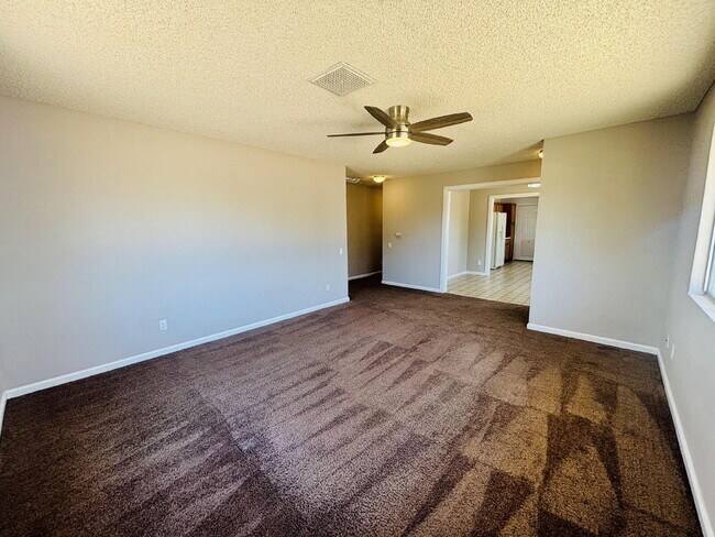 Building Photo - Charming 3-Bedroom with 2 Full Baths on th...