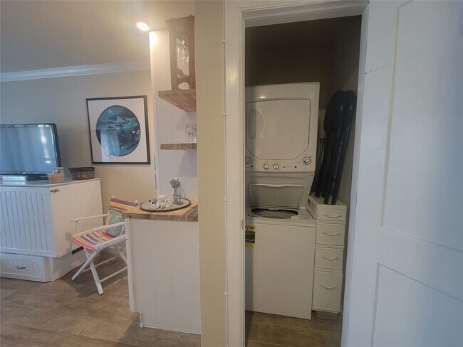 Building Photo - 6300 Seawall Blvd