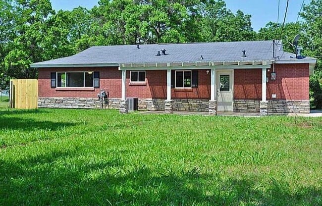 Building Photo - 3/1    $1100.Monthly