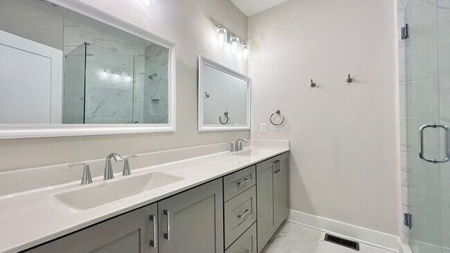Building Photo - Chastain Park! 2 Bed-2 Bath Townhome, Available NOW!