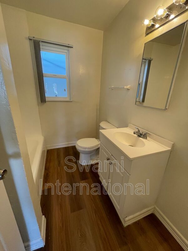 Building Photo - 2030 E Florence Ave