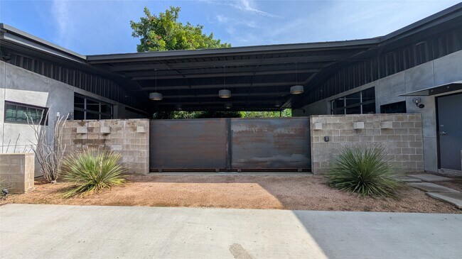 Primary Photo - 920 W Cavalcade St