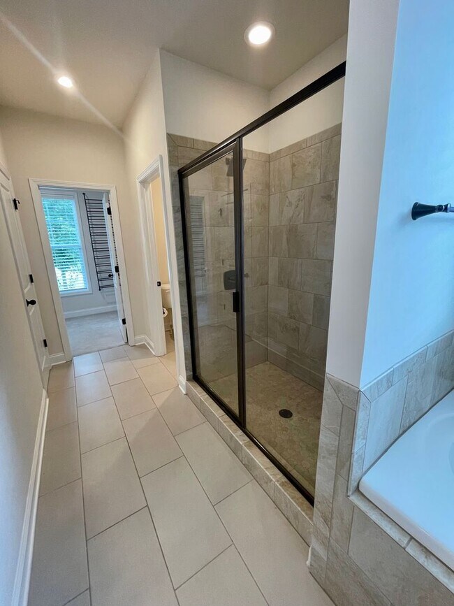 Building Photo - Gorgeous 5 bedroom 3.5 bath home in desira...