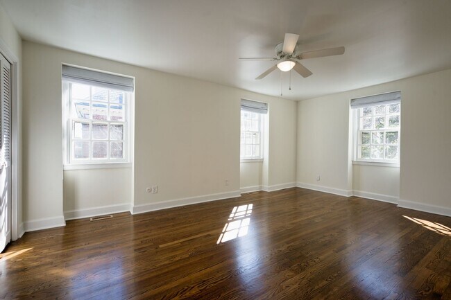 Building Photo - 420 Linkhorn Dr