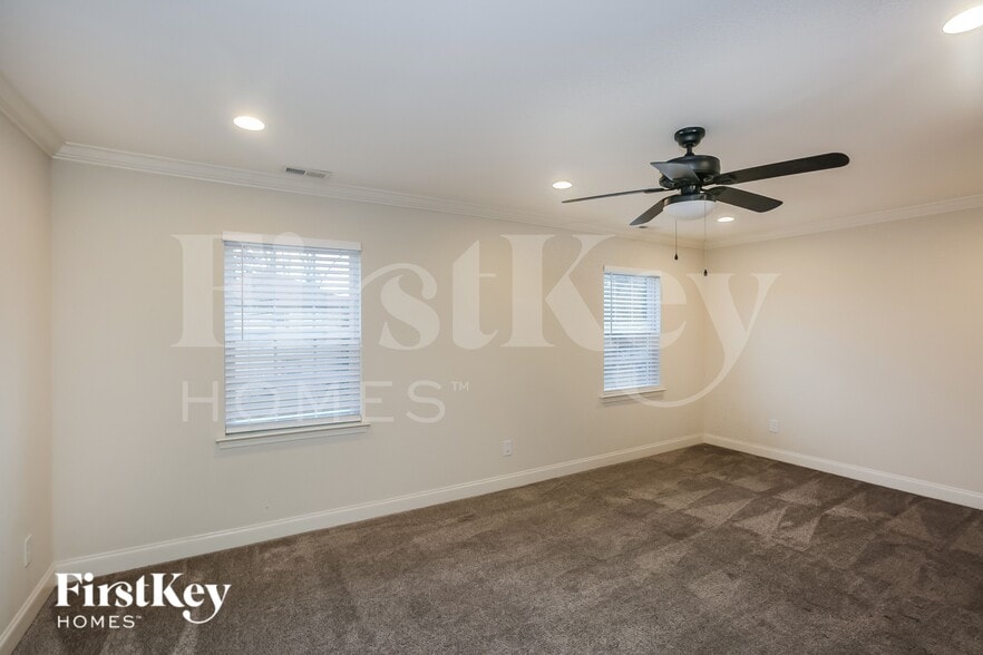 Building Photo - 215 Parkwood Dr NW