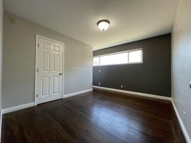 Building Photo - Nice and clean three bedrooms and two bath...