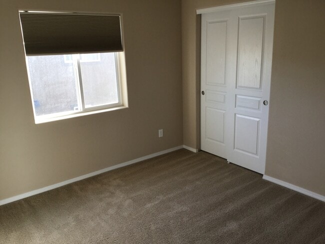 Building Photo - PETS CONSIDERED!! 1743 Sq Ft, 3 Bdrm, 2.5 ...