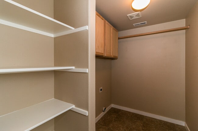 Building Photo - Beautiful 3-Bedroom, 2.5-Bath Home With Of...