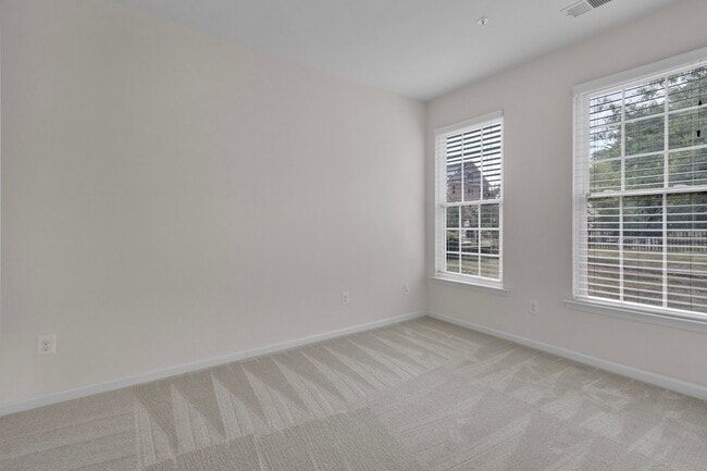 Building Photo - Luxurious 4 Bed 4.5 Bath Brick Townhome In...
