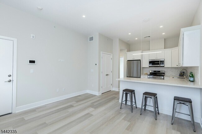 Building Photo - 803 Springfield Ave