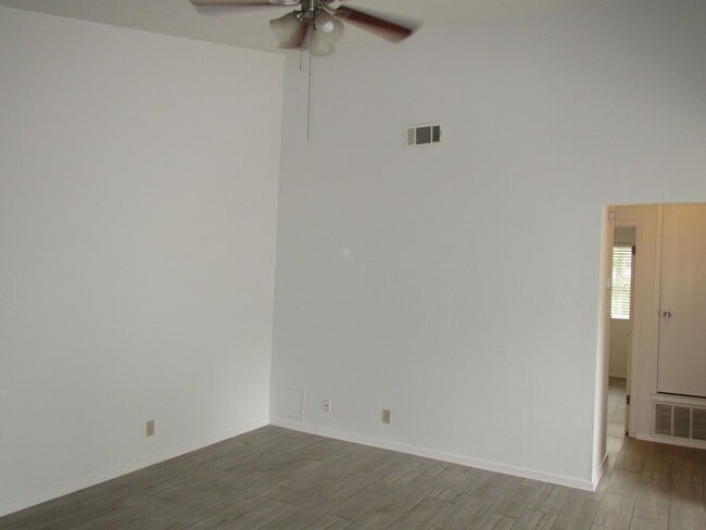 Building Photo - Adorable 2bedroom/1 bath Duplex on Wooded Lot