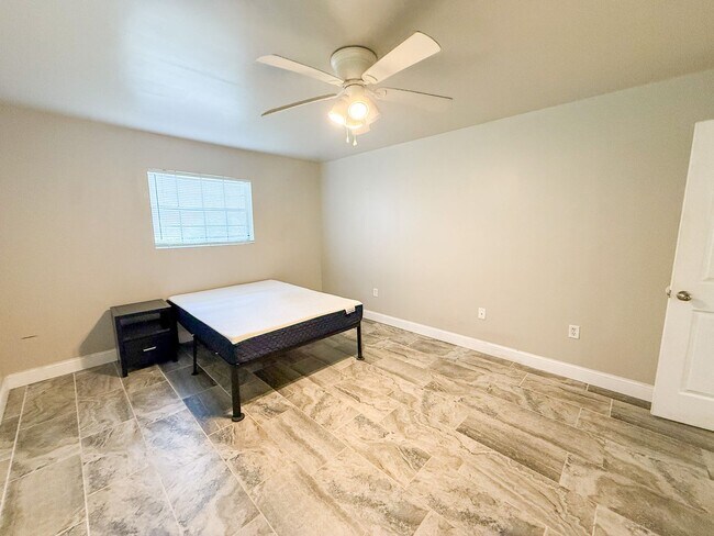 Building Photo - 305 NW 28th Terrace