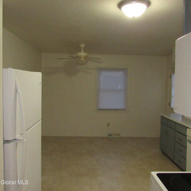 Building Photo - 34 B Commodore St