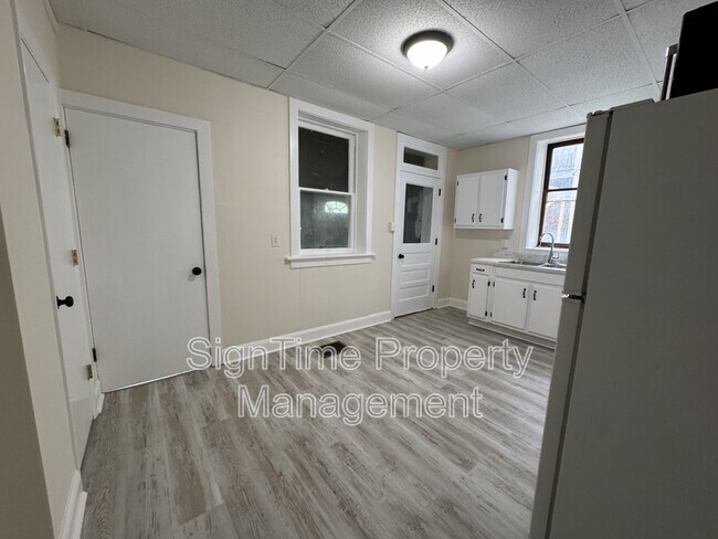 Building Photo - 836 W Washington St