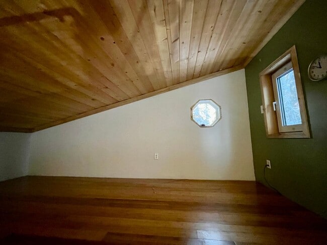 Building Photo - Cute cabin in the woods for rent