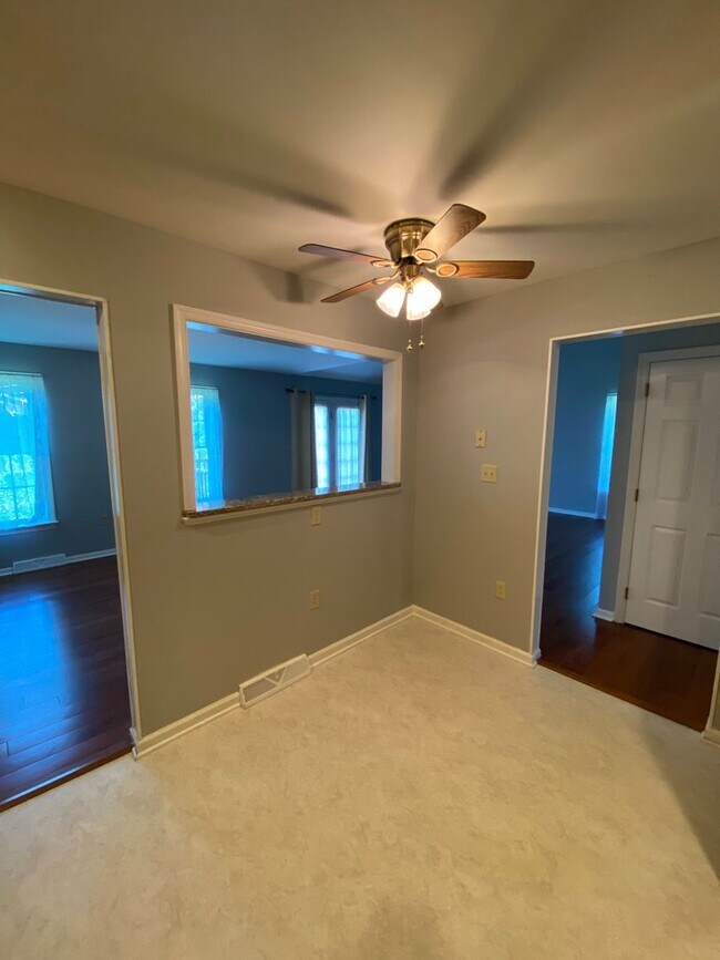 Building Photo - Beautiful 3 BR End Unit Townhouse in Summit Hills!