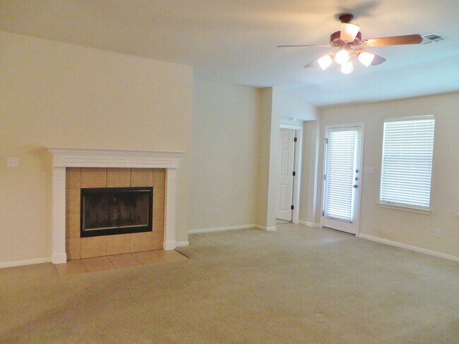 Building Photo - 3 Bedroom 2 Bathroom Villages of Berry Cre...