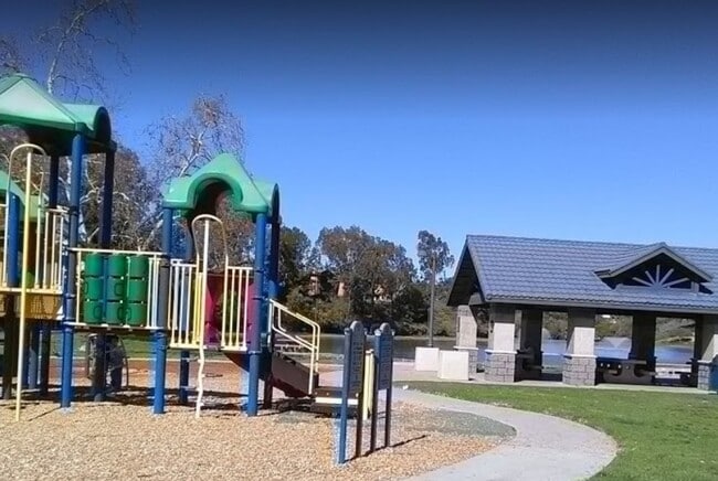 Building Photo - Super Cute and Close to Lake! Ready for Immediate move in!