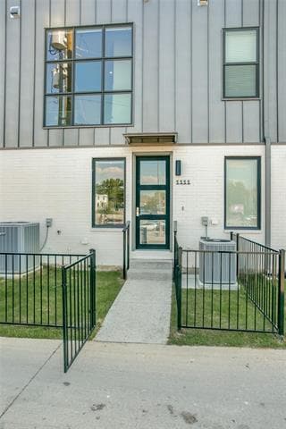 Primary Photo - 5202 Capitol Ave
