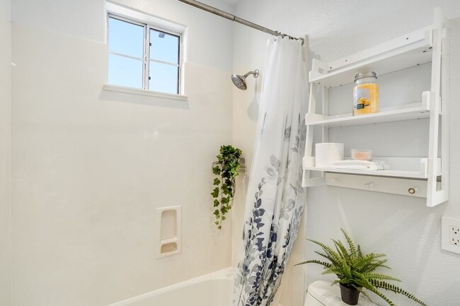 Building Photo - Comfortable and nicely upgraded home for r...