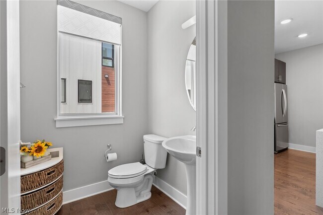 Building Photo - 1240 W 70th St