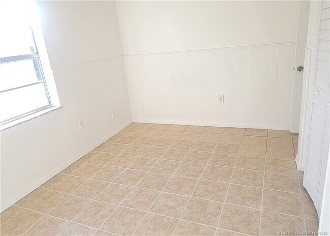 Building Photo - 350 NE Granduer Ave