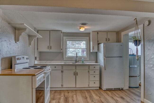 Building Photo - Crisp Remodeled 3-Bdr in Heart of Sisters!