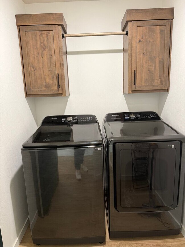 Building Photo - REMODELED 5 Bedroom | 3 Bathroom | 3 Car Garage HOME -- 3,554 sqft | BASEMENT! | NIXA SCHOOLS | F...