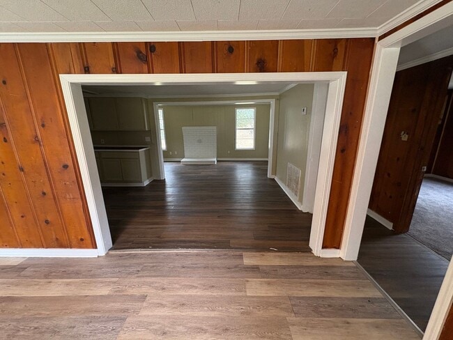 Building Photo - 3 Bedroom House Available for Rent