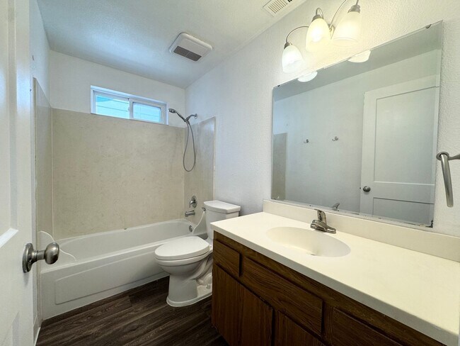 Building Photo - 2bd/1b Apartment, Boise Bench-Close to Eve...