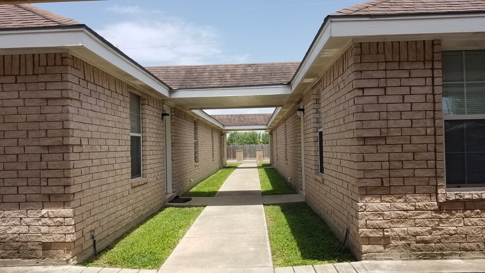 Building Photo - 3706 Wyndham Ave