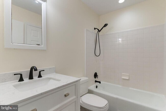 Building Photo - 23240 Rosewood Ct