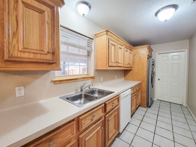 Building Photo - Welcome to your next home in the heart of Downtown Cleveland, Texas! This inviting 3-bedroom, 2-b...