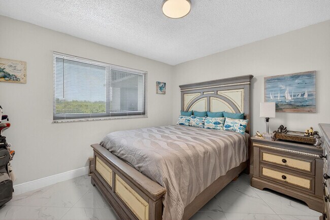 Building Photo - 2334 S Cypress Bend Dr