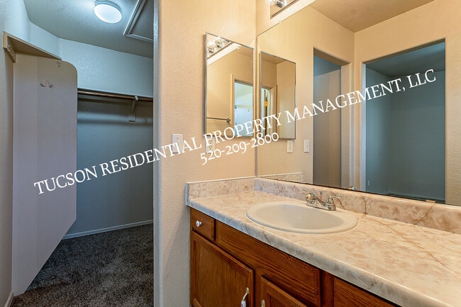 Building Photo - 5891 E Farmridge Dr