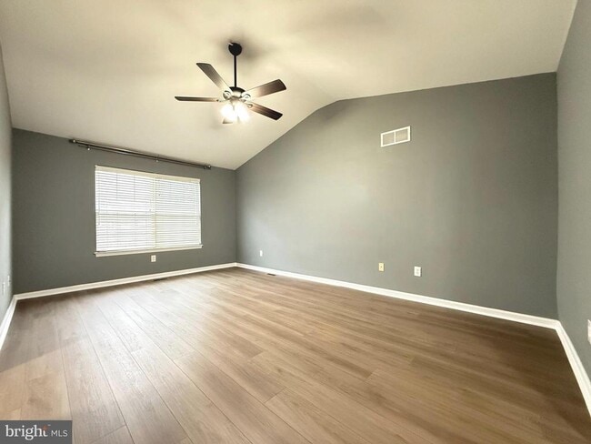 Building Photo - 122 Providence Ln