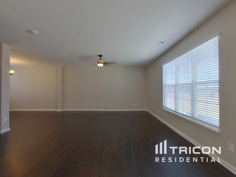 Building Photo - 715 Pollyanna Dr