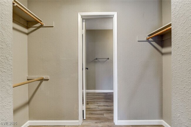 Building Photo - 1544 Hialeah Dr