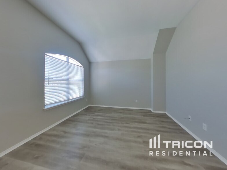 Building Photo - 421 Emerald Creek Dr