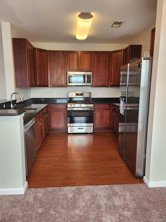Building Photo - Bright Two Bedroom Condo