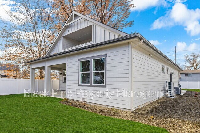 Building Photo - 4642 N Maple Grove Rd