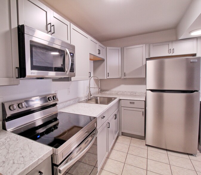 Primary Photo - 610-Carriage Court Apartments