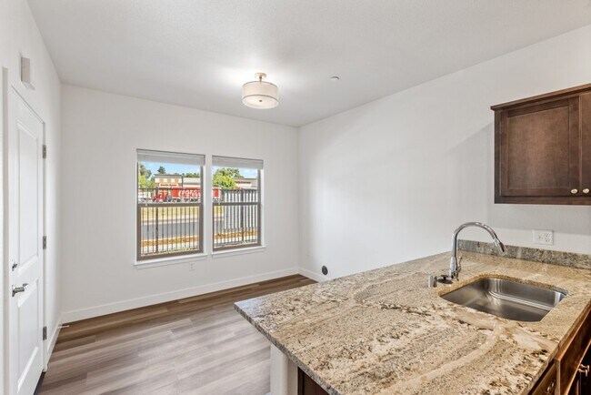 Building Photo - Avery Oaks Apartments